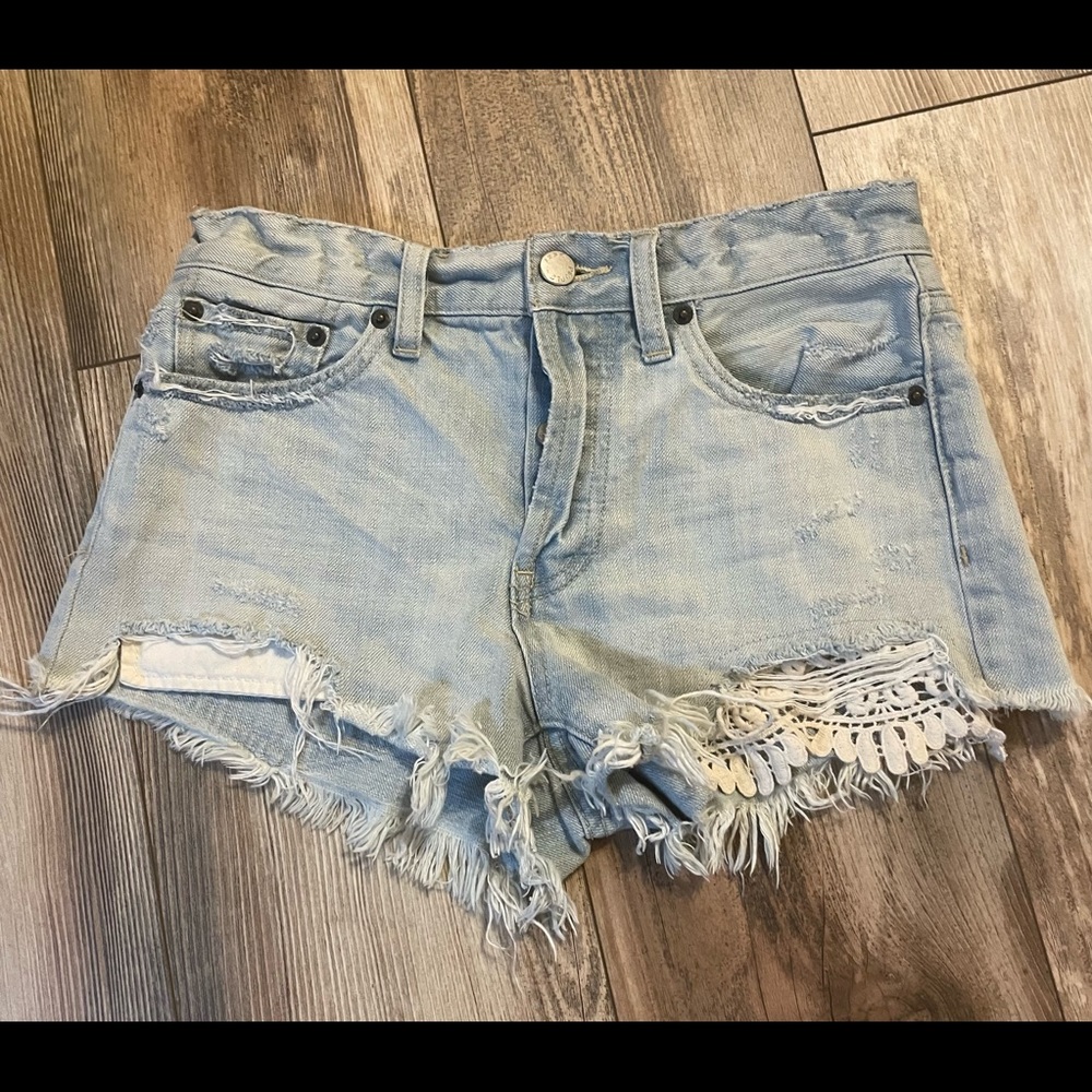 Free People Light Wash Jean Denim Destroyed Shorty Shorts Women’s Size 25